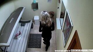 Блондинку поймали в солярии - порно видео