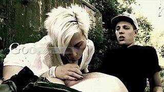 Спортивная бабушка-блондинка сосет и трахается под мостом - порно видео